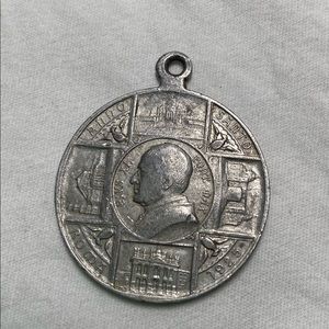 1925 vintage Pope Pius XI medallion charm collectors